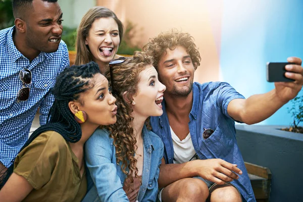 Eles São Amigos Séculos Grupo Estudantes Tirar Uma Selfie Campus — Fotografia de Stock