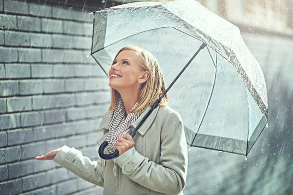 Paraguas Lluvia Calle Ciudad Mujer Sonríen Con Felicidad Acera Del —  Fotos de Stock
