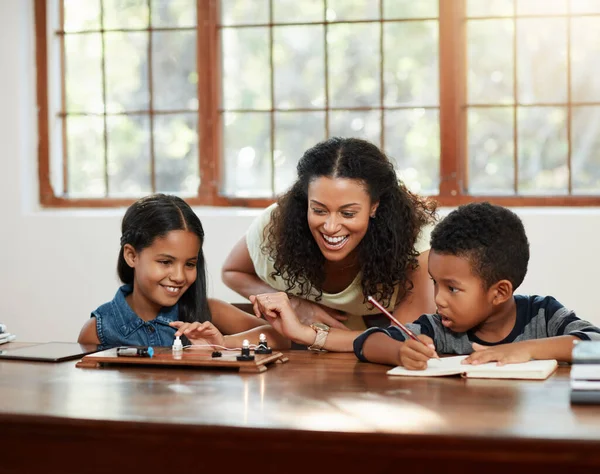 Eğitim Anne Çocuklarına Ödevlerinde Yardım Etmek Masada Oturmak Evde Yazmak — Stok fotoğraf