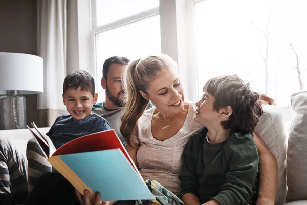 Família Livro Leitura Com Pais Filhos Felicidade Casa Com Tempo — Fotografia de Stock