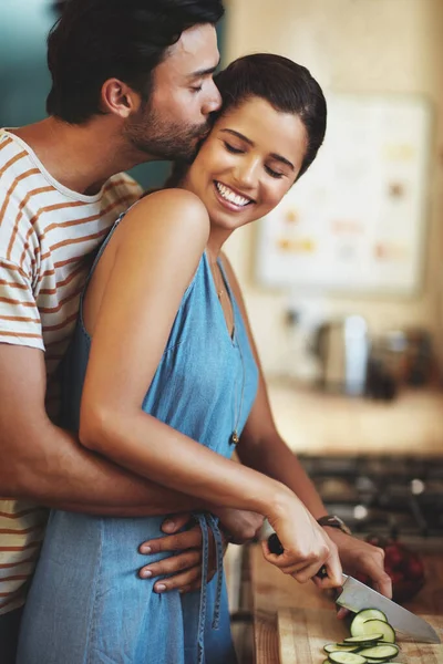 Aime Apprécie Jeune Couple Affectueux Cuisiner Ensemble Dans Leur Cuisine — Photo