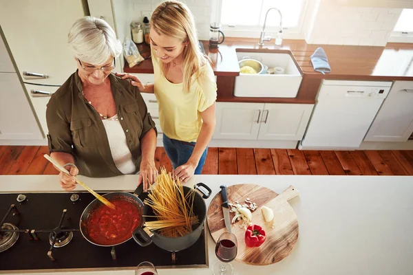 Comes Cooking Mom Knows Best Senior Woman Her Daughter Cooking — Stock Photo, Image