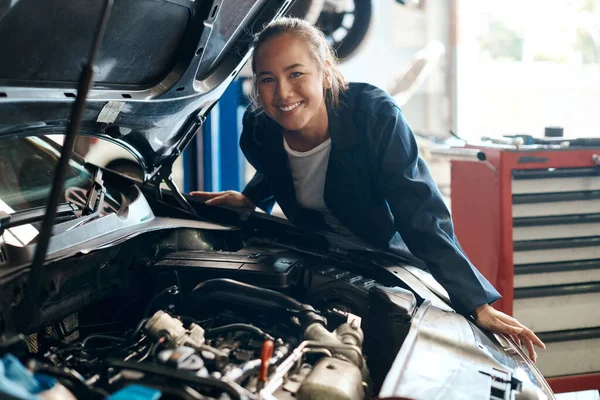 Får Reel Følelse Realisering Når Reparerer Ødelagt Bil Kvindelig Mekaniker - Stock-foto