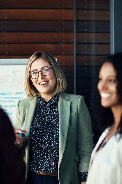 Mujer Grupo Empleados Lluvia Ideas Reunión Colaboración Con Nuevo Proyecto — Foto de Stock