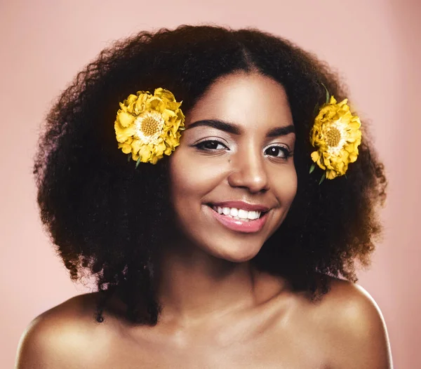 Portret Van Gelukkige Vrouw Haarverzorging Gezicht Met Gele Bloemen Natuurlijke — Stockfoto