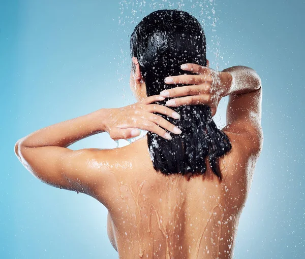 Wypłukać Całą Odżywkę Nierozpoznawalna Kobieta Myjąca Włosy Podczas Porannego Prysznica — Zdjęcie stockowe
