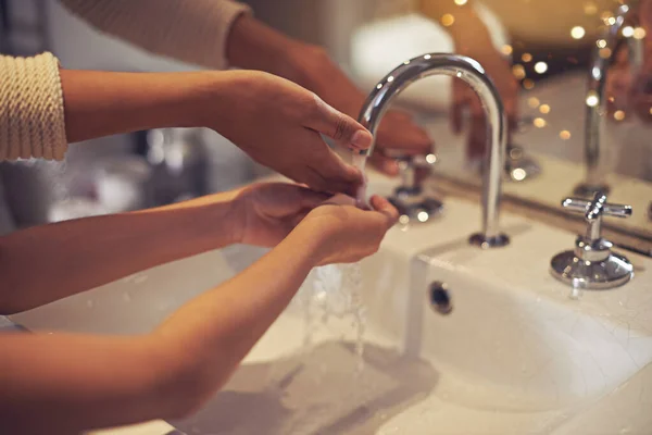 Νερό Κλείσιμο Και Πλύσιμο Των Χεριών Από Μητέρα Και Παιδί — Φωτογραφία Αρχείου