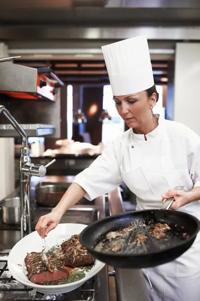 Matlagning Kärlek Synlig Kockar Förbereda Måltid Service Ett Professionellt Kök — Stockfoto