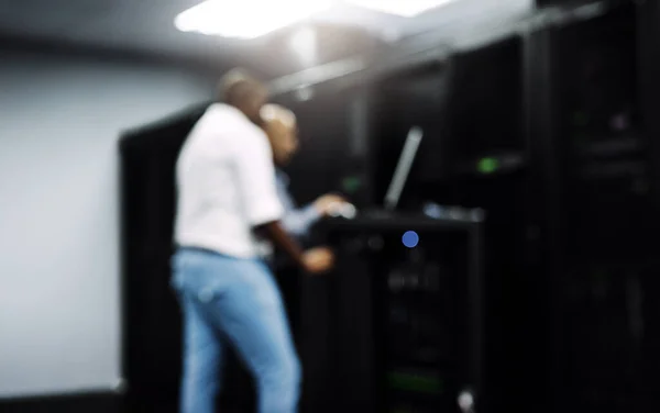 Αίθουσα Server Άνθρωποι Τεχνικοί Θολώνουν Στον Υπολογιστή Μαζί Για Μια — Φωτογραφία Αρχείου