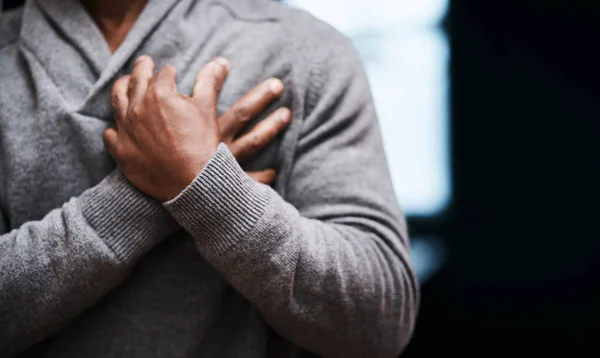 Hombre Manos Pecho Ataque Cardíaco Problemas Cardiovasculares Emergencia Médica Dificultad —  Fotos de Stock