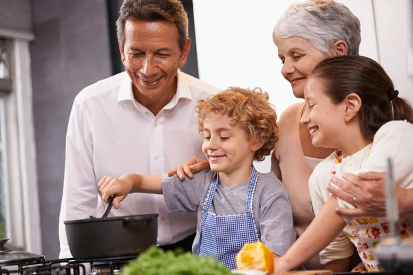 Pote Crianças Felizes Avós Ensinando Habilidades Culinárias Para Jantar Saudável — Fotografia de Stock