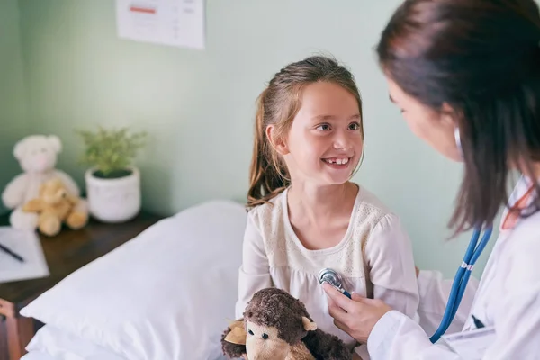 Medisch Kinderen Een Meisje Bij Kinderarts Voor Een Afspraak Check — Stockfoto