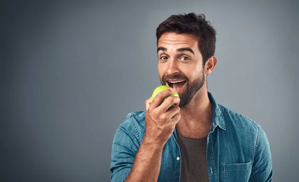 Gerçek Erkekler Gerçek Yemek Yer Gri Bir Arka Planda Elma — Stok fotoğraf