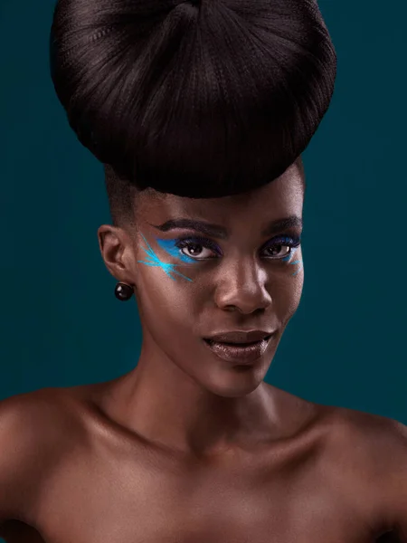 Portret Pielęgnacja Włosów Makijaż Modelką Czarną Kobietą Studio Niebieskim Tle — Zdjęcie stockowe