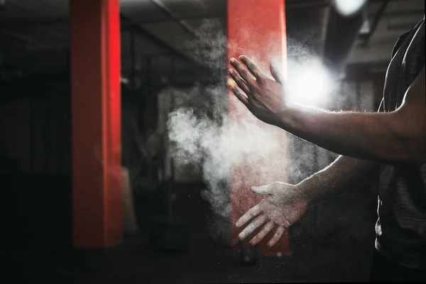 Harekete Geçmeye Hazır Tanınmayan Bir Adam Ellerini Talk Pudrasıyla Pudralıyor — Stok fotoğraf