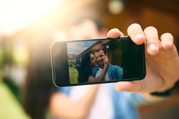 Casal Feliz Beijo Câmera Telefone Para Selfie Foto Imagem Perfil — Fotografia de Stock