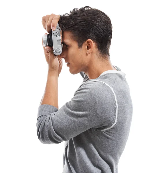 镜头下的生活一个拿着相机在白色背景下拍照的年轻人的相貌 — 图库照片