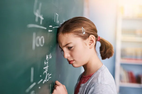 Dit Verkeerd Een Gestresste Jonge Basisschooljongen Die Antwoorden Schrijft Wiskundige — Stockfoto