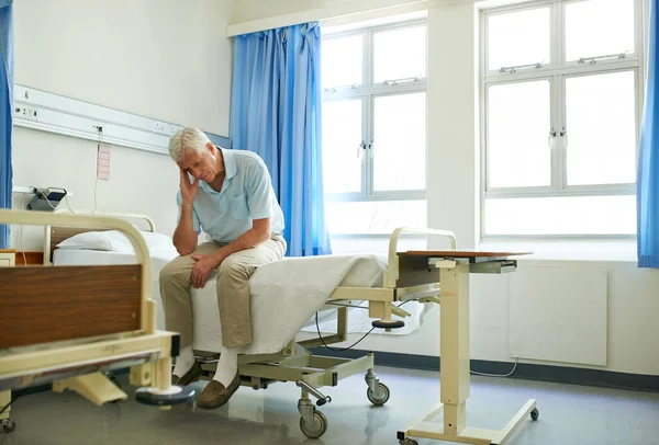 Čekání Bolestivější Než Bolest Hlavy Starší Muž Trpící Bolestí Který — Stock fotografie