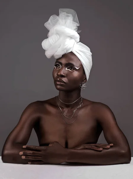 Belleza Moda Mujer Negra Con Maquillaje Pensando Confiado Fondo Gris — Foto de Stock