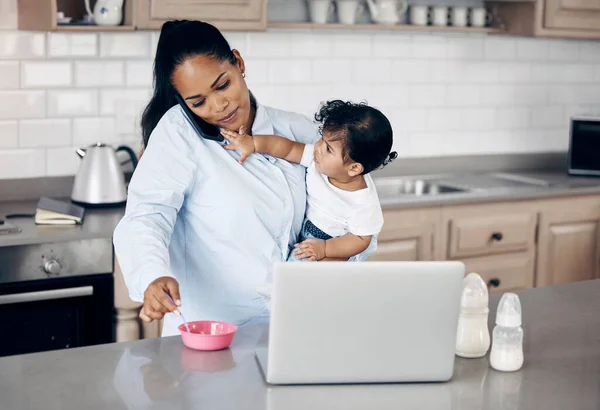 Éhes Vagyok Egy Fiatal Anya Eteti Gyermekét Miközben Otthon Laptopot — Stock Fotó