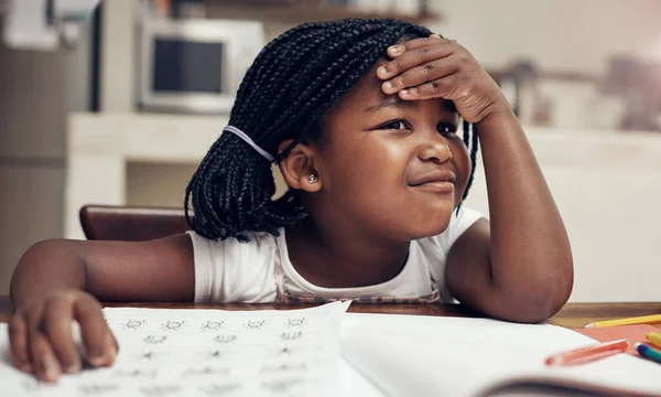 Cevap Olabilir Evde Ödevlerini Yaparken Çok Düşünen Sevimli Küçük Bir — Stok fotoğraf