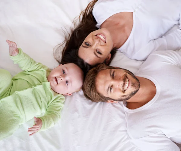 父亲和婴儿躺在床上的头像 照料和在家中共度美好时光 快乐的父母 家人和可爱的新生儿带着微笑 支持和有趣的结合在卧室里放松一下 — 图库照片