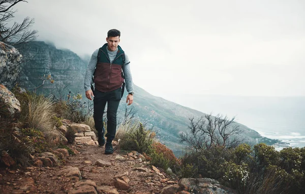 Verdwalen Geen Verspilling Een Jonge Man Die Door Bergen Wandelt — Stockfoto