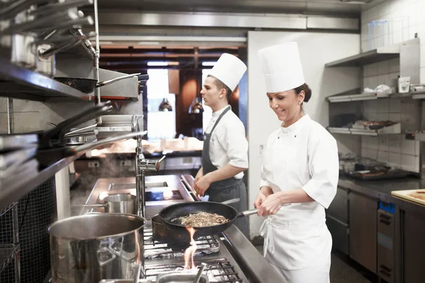 Chef Kvinna Och Stekning Restaurangkök Catering Service Och Laga Mat — Stockfoto