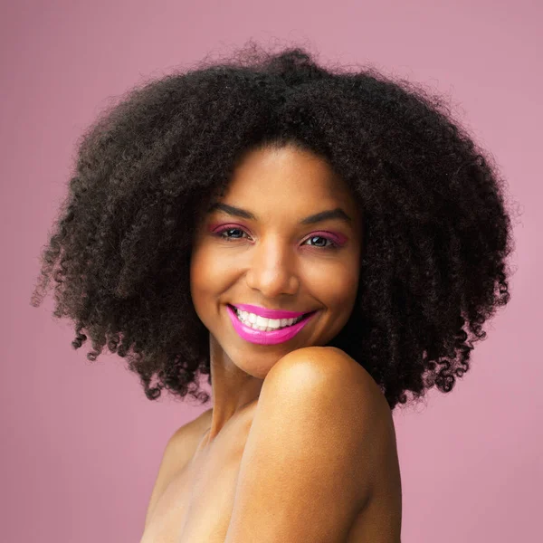 Haarverzorging Gezicht Vrolijke Zwarte Vrouw Met Make Studio Geïsoleerd Een — Stockfoto