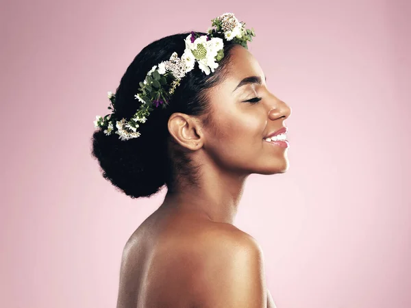 Mujer Sonrisa Belleza Corona Flores Estudio Fondo Rosa Estética Primaveral — Foto de Stock