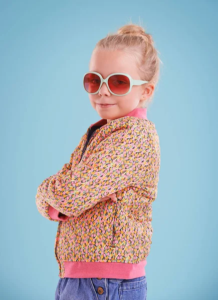 Una Tipa Strana Studio Foto Una Bambina Che Indossa Occhiali — Foto Stock