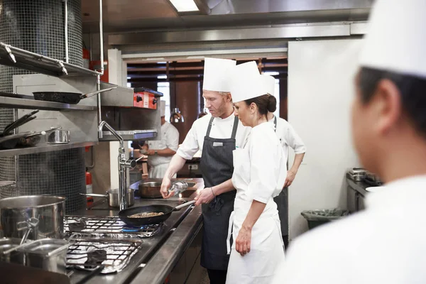 Chef Trabajo Equipo Personas Con Sartén Cocina Servicio Catering Preparar — Foto de Stock