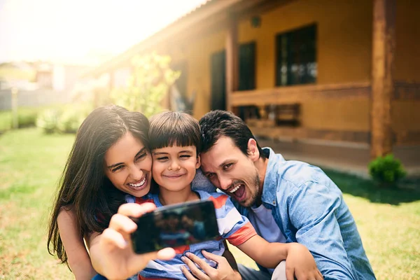幸せな家族 自宅の外のソーシャルメディアのブログで自撮り 写真やプロフィール写真のためのリラックスして笑顔 父と子供が一緒に楽しい思い出 オンライン投稿や休日の週末の休憩のために笑顔 — ストック写真