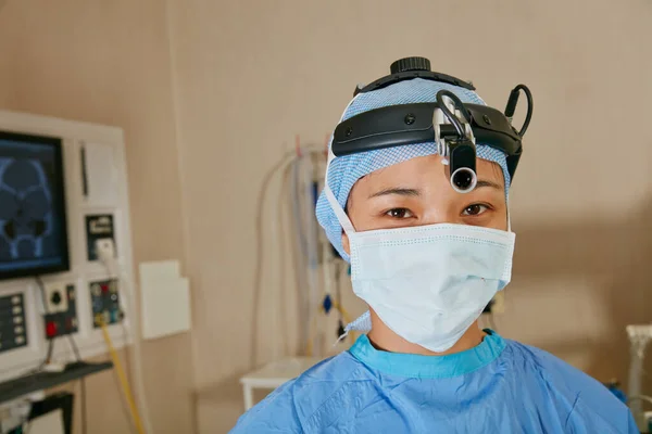 Důvěryhodná Lékařka Portrét Jistého Chirurga Stojícího Operačním Sále — Stock fotografie
