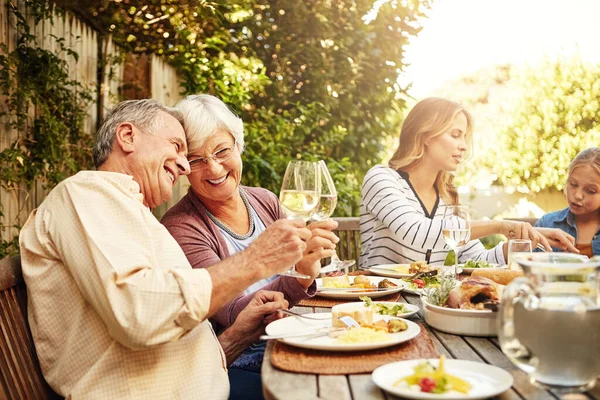 Güzel Ailemizle Daha Güzel Günlerimize Dışarıda Birlikte Öğle Yemeği Yiyen — Stok fotoğraf