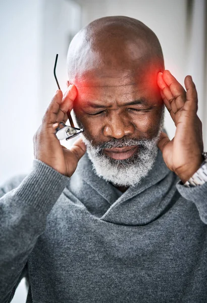 Ból Głowy Czerwony Starszy Mężczyzna Migreną Zdrowie Psychiczne Stres Emerytalny — Zdjęcie stockowe