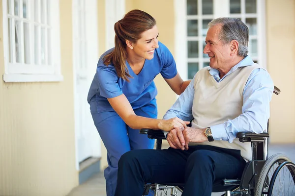 Parlando Felice Caregiver Vecchio Sedia Rotelle Ospedale Aiutare Paziente Anziano — Foto Stock