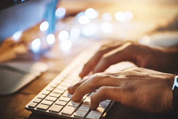 Eller Klavye Gece Ofisindeki Bir Bilgisayarda Araştırma Yaparken Bir Adamın — Stok fotoğraf