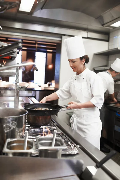 Chef Mujer Sartén Cocina Del Restaurante Servicio Catering Preparar Comida —  Fotos de Stock