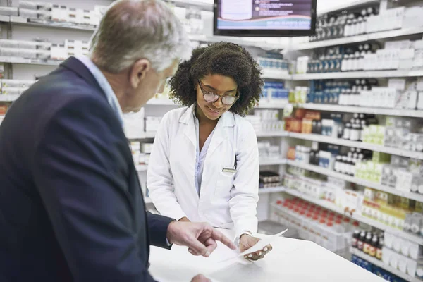 Idősebb Férfi Vásárlás Gyógyszer Felírása Vagy Gyógyszerésze Gyógyszertár Kiskereskedelmi Egészségügyi — Stock Fotó