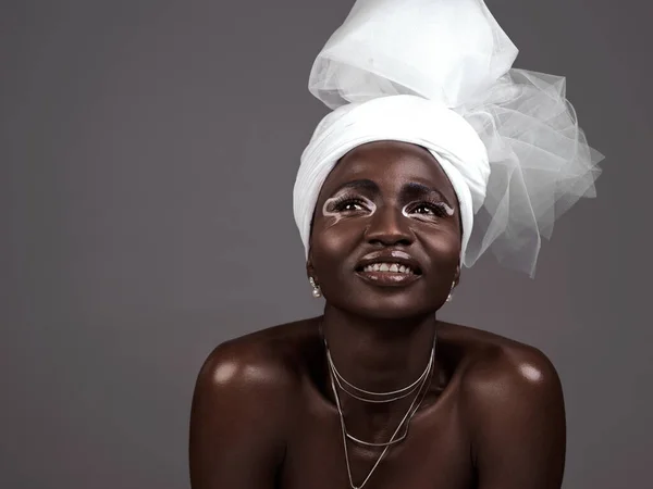 Piękno Afryki Studio Zdjęcia Atrakcyjnej Młodej Kobiety Pozującej Tradycyjnym Afrykańskim — Zdjęcie stockowe