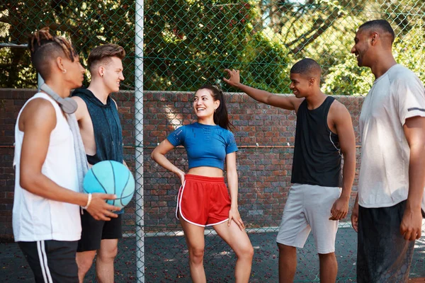 篮球是他们的共同爱好 一群健美的年轻人在运动场上聊天 — 图库照片