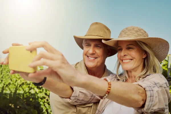 Felice Coppia Anziani Sposati Scattare Selfie Sul Cellulare Vigna Sorridente — Foto Stock