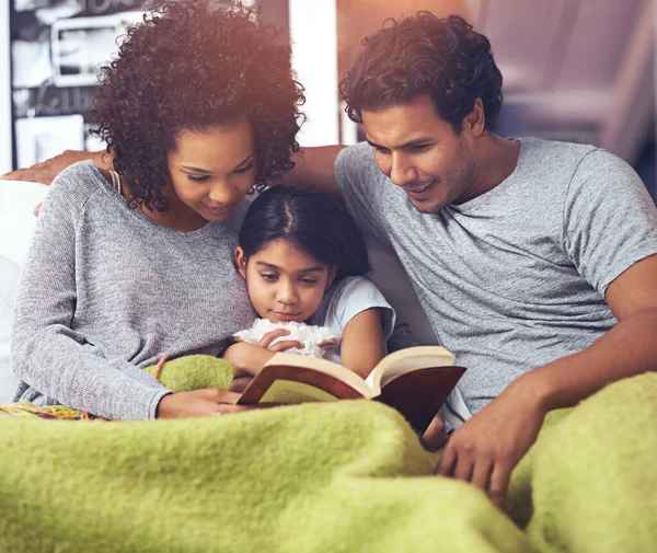 Kind Vader Moeder Lezen Boek Een Familiehuis Voor Verhaaltijd Een — Stockfoto