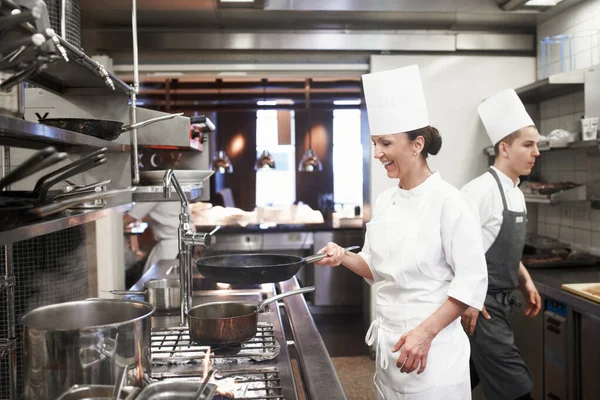 Chef Mujer Sonrisa Con Sartén Cocina Servicio Catering Preparar Comida —  Fotos de Stock