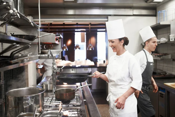 女人和微笑与油锅在厨房 饮食服务和准备食物的精美餐厅 专业人员 烹调人员和女性工作人员为招待 烹调和工作 — 图库照片
