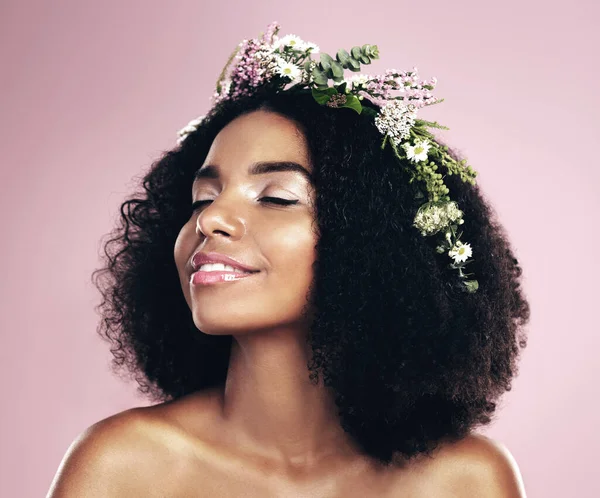 Vrouw Gezicht Bloem Kroon Voor Schoonheid Studio Roze Achtergrond Natuurlijke — Stockfoto