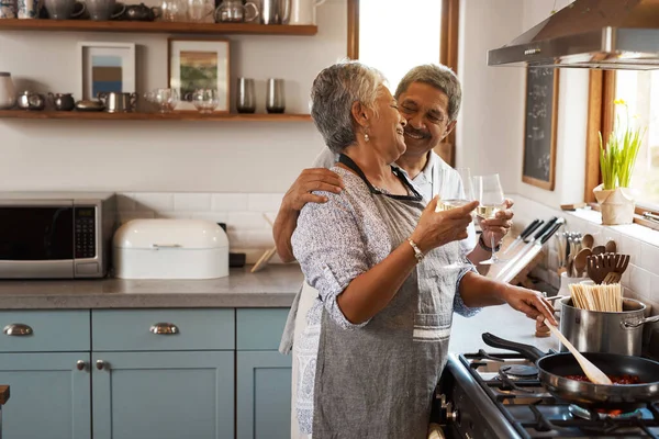 Proost Wijn Senior Koppel Keuken Koken Gezond Eten Samen Fornuis — Stockfoto