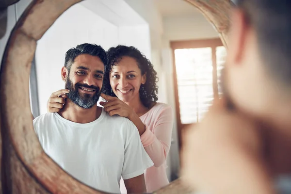 反思和早晨 与夫妻在镜中醒来 支持和爱 与男人和女人在一起 为共同的动力 帮助和关怀 承诺和快乐 — 图库照片
